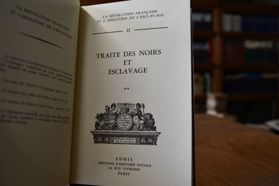 La Revolution Francaise et l`Abolition de l`Esclavage. Tom. II Traite des Noirs et Esclavage.