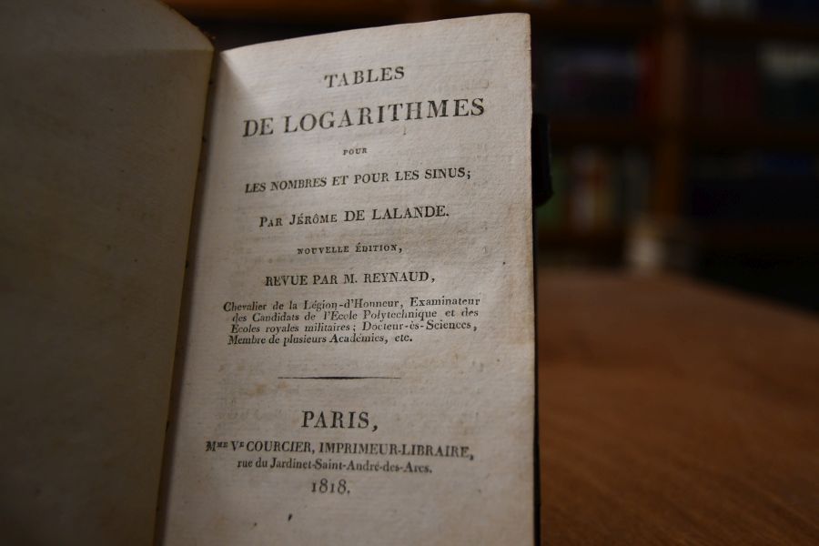 Tables de Logarithmes pour les nombres et pour les sinus.