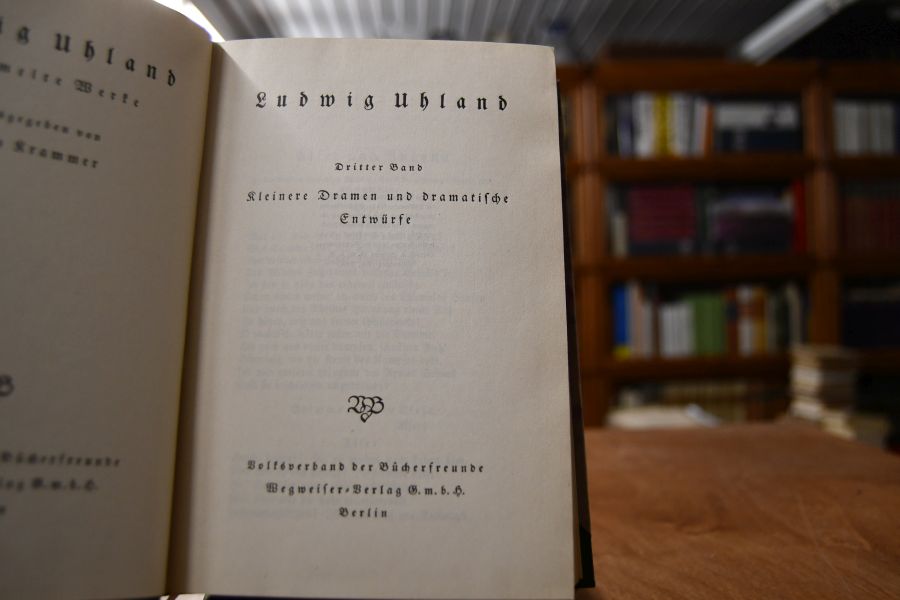 Gesammelte Werke. 5 Bände in 2 gebunden. Erster Band Ludwig Uhlands Leben und Werk. Gedichte. / Zweiter Band Ernst, Herzog von Schwaben. Ludwig der Bayer. / Dritter Band Kleinere Dramen und dramatische Entwürfe. / Vierter Band Wissenschaftliche Schriften. / Fünfter Band Politische Schriften, Reden und Briefe.