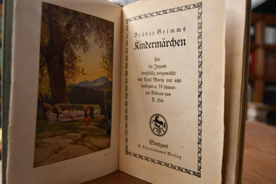 Brüder Grimms Kindermärchen. Für die Jugend sorgfältig ausgewählt von Paul Moritz mit 8 farbigen u. 35 schwarzen Bildern von P. Hey.