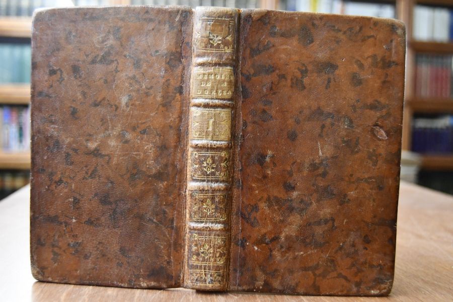 Memoires en forme de Lettres, pour servir a l`histoire de la vie de feu Messire Louis-Francois-Gabriel d`Orleans de la Motte, Eveque d`Amiens. Tome premier (von 2) apart.