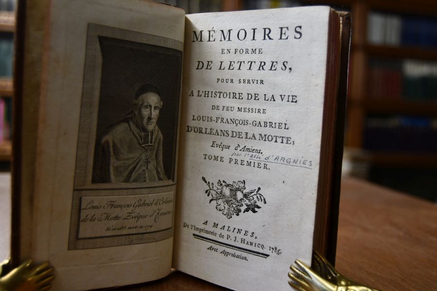 Memoires en forme de Lettres, pour servir a l`histoire de la vie de feu Messire Louis-Francois-Gabriel d`Orleans de la Motte, Eveque d`Amiens. Tome premier (von 2) apart.