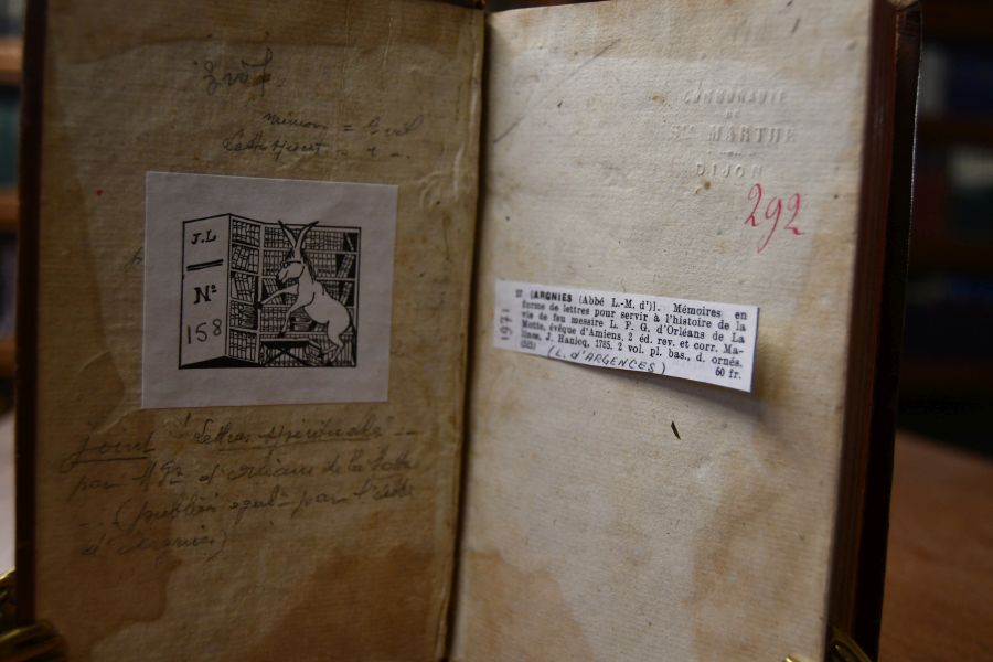 Memoires en forme de Lettres, pour servir a l`histoire de la vie de feu Messire Louis-Francois-Gabriel d`Orleans de la Motte, Eveque d`Amiens. Tome premier (von 2) apart.