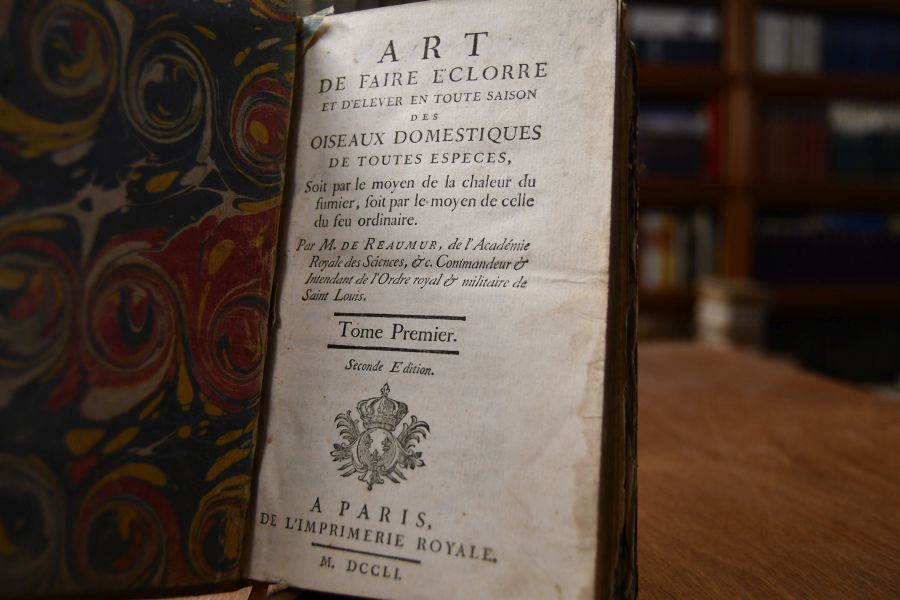 Art de faire éclorre et d`élever en toute Saison des Oiseaux domestiques de toutes especes. Soit par le moyen de la chaleur du fumier, soit par le moyen de celle du feu ordinaire. Tome premier + second (komplett).