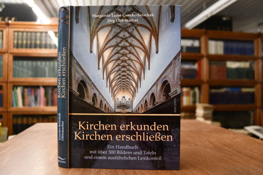 Kirchen erkunden, Kirchen erschließen. Ein Handbuch mit über 300 Bildern und Tafeln, einer Einführung in die Kirchenpädagogik und einem ausführlichen Lexikonteil.
