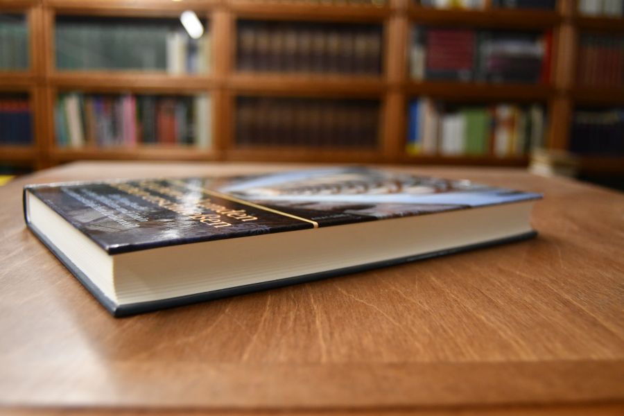 Kirchen erkunden, Kirchen erschließen. Ein Handbuch mit über 300 Bildern und Tafeln, einer Einführung in die Kirchenpädagogik und einem ausführlichen Lexikonteil.