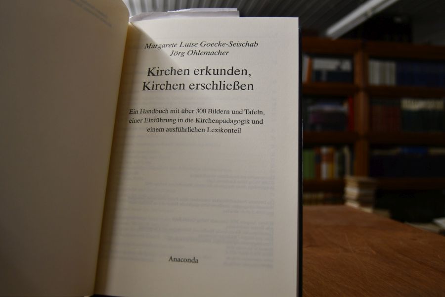 Kirchen erkunden, Kirchen erschließen. Ein Handbuch mit über 300 Bildern und Tafeln, einer Einführung in die Kirchenpädagogik und einem ausführlichen Lexikonteil.