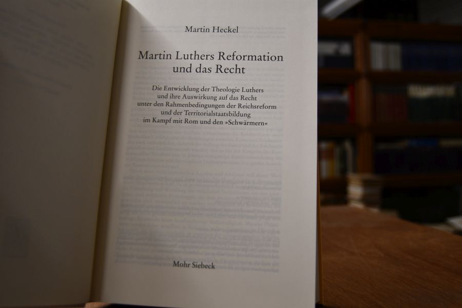 Martin Luthers Reformation und das Recht. Ddie Entwicklung der Theologie Luthers und ihre Auswirkung auf das Recht unter den Rahmenbedingungen der Reichsreform und der Territorialstaatsbildung im Kampf mit Rom und den "Schwärmern".