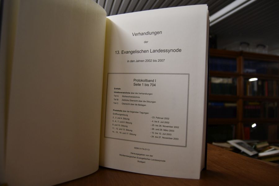 Verhandlungen der 13. Evangelischen Landessynode in den Jahren 2002 bis 2007. Protokollbände I-III und Beilagenbände IV-VIII (komplett).