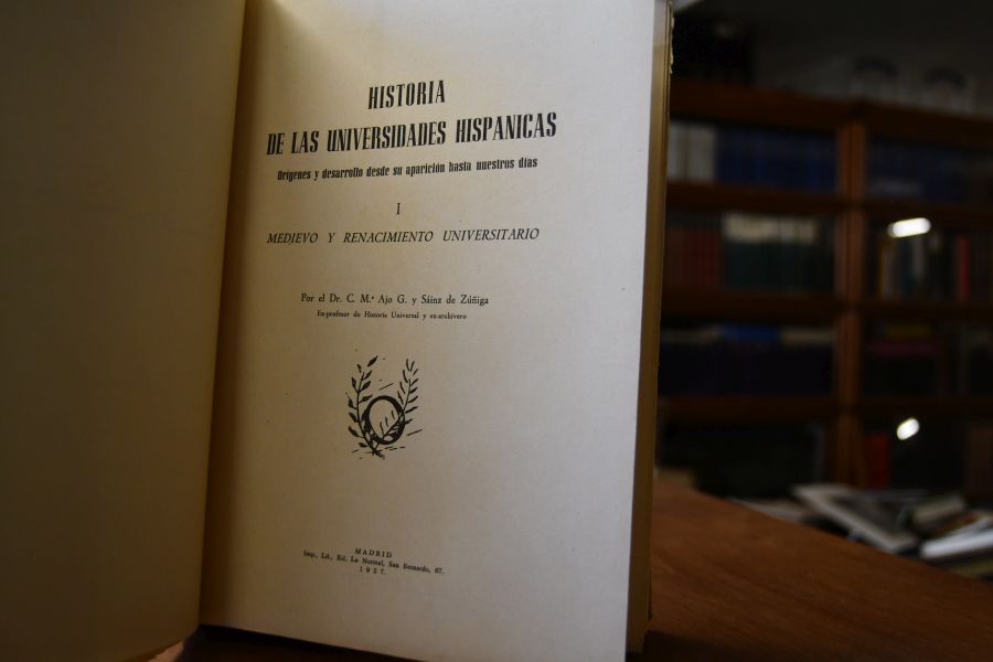 Historia de las Universidades Hispanicas. Origenes y desarrollo desde su aparicion a nuestros dias. Bde. I-IV.