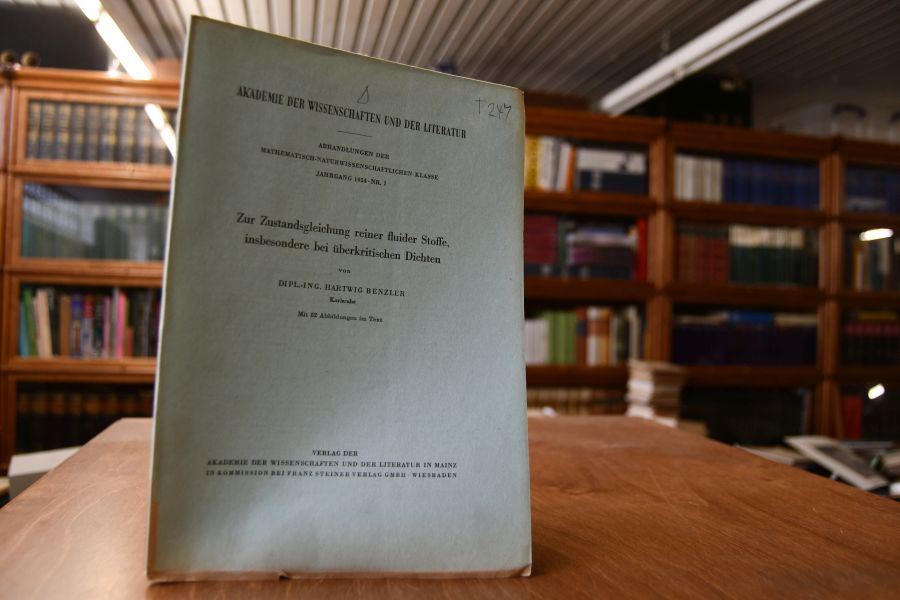 Zur Zustandsgleichung reiner fluider Stoffe, insbesondere bei überkritischen Dichten.