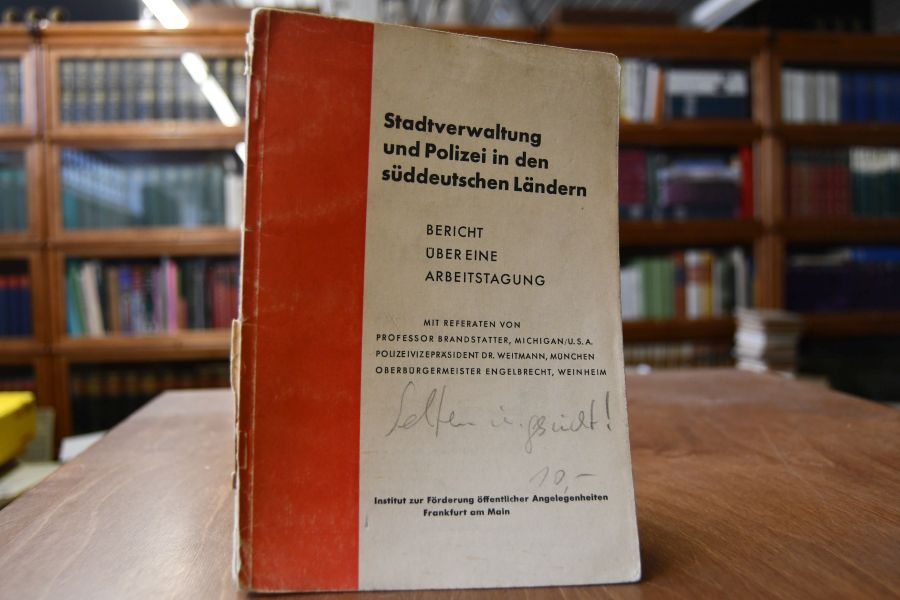 Stadtverwaltung und Polizei in den süddeutschen Ländern. Bericht einer Arbeitstagung.