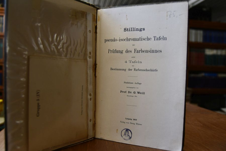 Stillings pseudo-isochromatische Tafeln zur Prüfung des Farbensinnes nebst 4 Tafeln zur Bestimmung der Farbenseeschärfe.