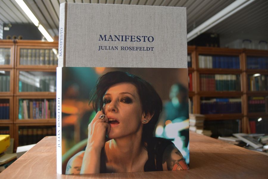 Manifesto. Julian Rosenfeldt. Eine Filminstallation in zwölf Szenen.
