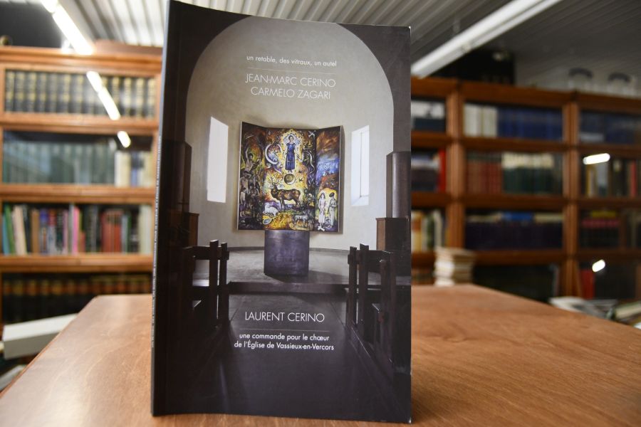 un retable, des vitraux, un autel, une commande pour le choeur de l`Eglise de Vassieux-en-Vercors.