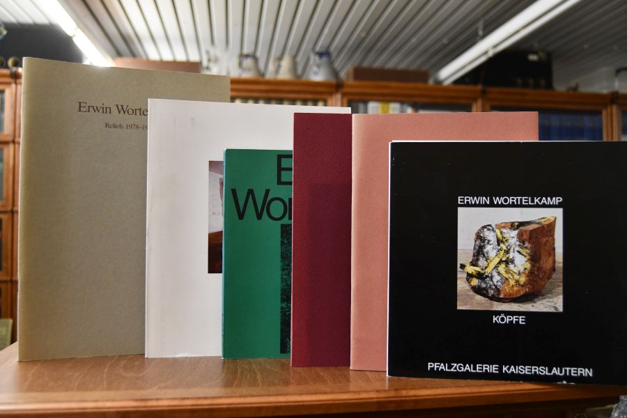 Konvolut von 6 Katalogen. Enthält Köpfe, Pfalzgalerie Kaiserslautern, 1984; 3 Skulpturen St. Petri Dortmund 1994; Wortelkamp, Selbstverlag Hasselbach, o.J.; Plastiken, Zeichnungen, Skizzen, Kunsthalle Nürnberg, 1978; Skulptueren, Gouachen und Zeichnungen 1979 bis 1985, Badischer Kunstverein Karlösruhe 1985; Reliefs 1978-1979, Kunstverein Heilbronn, o.J.
