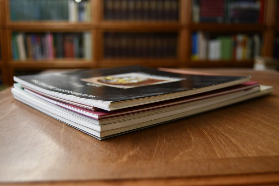 Konvolut von 6 Katalogen. Enthält Köpfe, Pfalzgalerie Kaiserslautern, 1984; 3 Skulpturen St. Petri Dortmund 1994; Wortelkamp, Selbstverlag Hasselbach, o.J.; Plastiken, Zeichnungen, Skizzen, Kunsthalle Nürnberg, 1978; Skulptueren, Gouachen und Zeichnungen 1979 bis 1985, Badischer Kunstverein Karlösruhe 1985; Reliefs 1978-1979, Kunstverein Heilbronn, o.J.