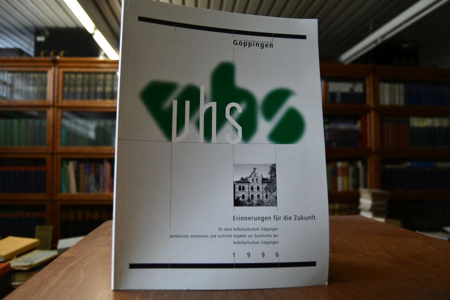 VHS. Erinnerungen für die Zukunft. 50 Jahre Volkshochschule Göppingen persönliche, emotionale und sachliche Aspekte zur Geschichte der Volkshochschule Göppingen.