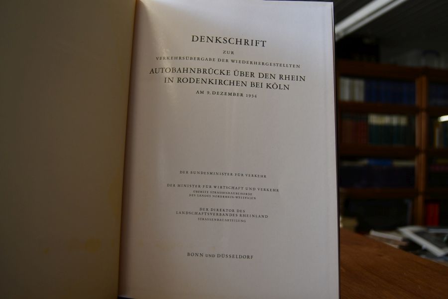 Denkschrift zur Verkehrsübergabe der wiederhergestellten Autobahnbrücke über den Rhein in Rodenkirchen bei Köln am 9. Dezember 1954.