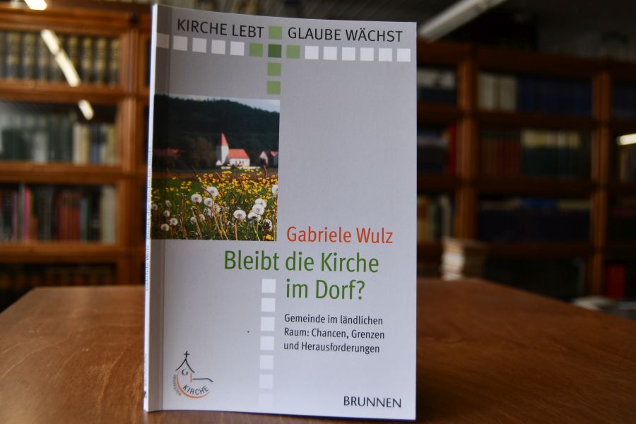 Bleibt die Kirche im Dorf? Gemeinde im ländlichen Raum. Chancen, Grenzen und Herausforderungen.