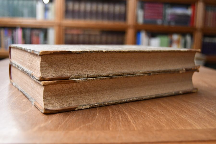 Dictionnaire Italien et Francois, Par le Sieur Veneroni Secretaire-Interprete du Roi, & Maitre des langues Italiene, & Francoise, Contenant tout ce qui se trouve dans les meilleurs dictionnaires, & particulièrement dans celui de l`Académie françoise, & de La Crusca. Augmentee de quantite de Mots, Phrases, Proverbs, & Manieres de parler, des Noms Historiques, Poetiques, Geografiques, & de tous les Arts, & Sciences qui ne se trouvent pas dans les autres Editions Enrichie d`une infinite de Notes & Additions, tirees des meilleurs Auteurs, & de plusieurs fautes corrigee. 2 Bde. (komplett).