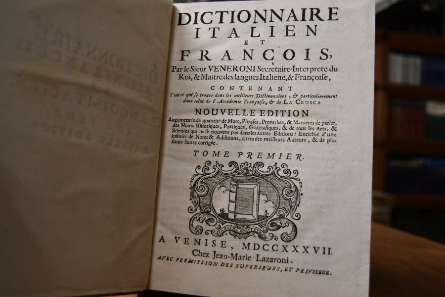 Dictionnaire Italien et Francois, Par le Sieur Veneroni Secretaire-Interprete du Roi, & Maitre des langues Italiene, & Francoise, Contenant tout ce qui se trouve dans les meilleurs dictionnaires, & particulièrement dans celui de l`Académie françoise, & de La Crusca. Augmentee de quantite de Mots, Phrases, Proverbs, & Manieres de parler, des Noms Historiques, Poetiques, Geografiques, & de tous les Arts, & Sciences qui ne se trouvent pas dans les autres Editions Enrichie d`une infinite de Notes & Additions, tirees des meilleurs Auteurs, & de plusieurs fautes corrigee. 2 Bde. (komplett).