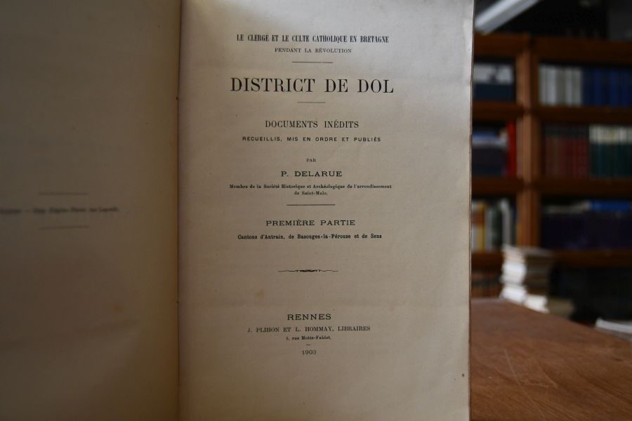 Le Clerge et le Culte Catholique en Bretagne. Pedant la Revolution. District de Dol. Premier Partie Cantons d`Antrain, de Bazouges-la-Perouse et de Sens.