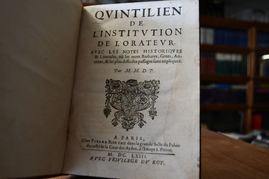 Quintilien de L`Institution de L`Orateur avec les notes historiques & Litterales, ou les mots Barbares, Grecs, Anciens, & les plus difficiles passages sont expliquez. Par M.M.D.P.