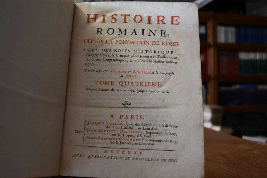 Histoire romaine, depuis la fondation de Rome. Avec des notes historiques, geographiques, & critiques; des Gravûres en Taille-douce; des Cartes Geographiques, & plusieurs Médailles authentiques. Tome Quatrieme (apart). Depuis l`annee de Rome 362 jusque a l`annee 416.