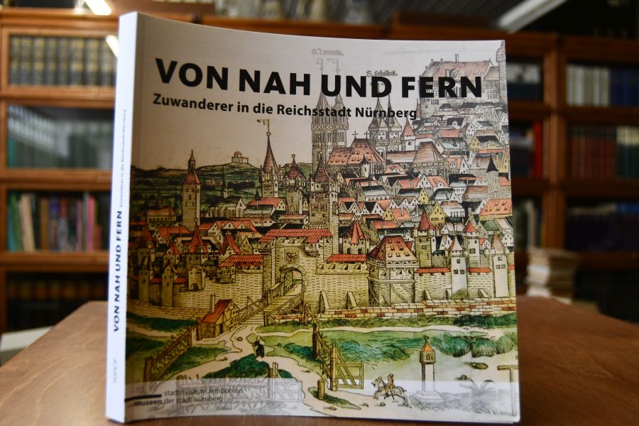 Von nah und fern. Zuwanderer in die Reichsstadt Nürnberg. Begleitband zur gleichnamigen Ausstellung im Stadtmuseum Fembohaus vom 29. März bis 10. August 2014.