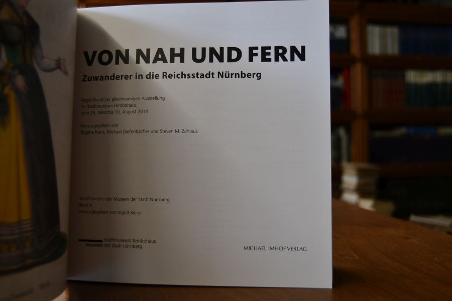 Von nah und fern. Zuwanderer in die Reichsstadt Nürnberg. Begleitband zur gleichnamigen Ausstellung im Stadtmuseum Fembohaus vom 29. März bis 10. August 2014.