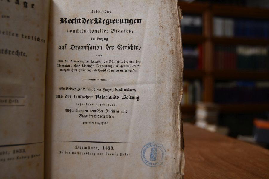 Ueber das Recht der Regierungen constitutioneller Staaten, in Bezug auf Organisation der Gerichte, und über die Kompetenz der letzteren, die Gültigkeit der von den Regenten, ohne ständische Mitwirkung, erlassenen Verordnungen ihrer Prüfung und Entscheidung zu unterwerfen. Ein Beitrag zur Lösung dieser Fragen, durch mehrere, aus der teutschen Vaterlands-Zeitung besonders abgedruckte, Abhandlungen teutscher Juristen und Staatsrechtsgelehrten practisch dargestellt.