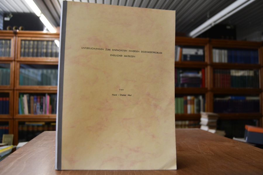 Untersuchungen zum einfachsten inversen Eigenwertproblem endlicher Matrizen. Beiliegend handschriftliche Postkarte von Horst-Dieter Mai und maschinenschriftliche Briefe von Dr. Fadini vom Rektoramt der Universität Stuttgart.
