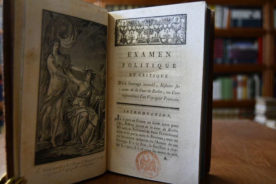 Examen politique et critique d`un ouvrage intitulé, histoire secrete de la cour de Berlin, ou Correspondance d`un Voyageur François