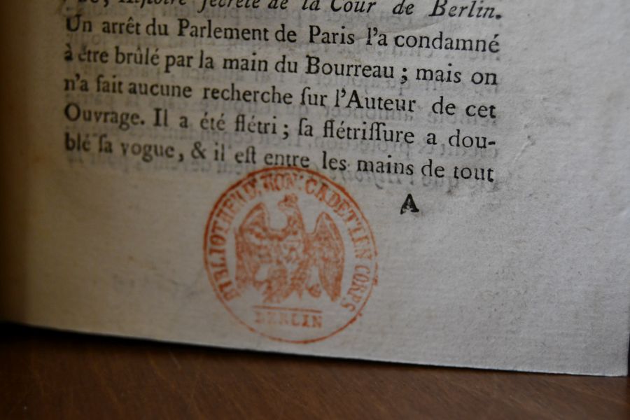Examen politique et critique d`un ouvrage intitulé, histoire secrete de la cour de Berlin, ou Correspondance d`un Voyageur François