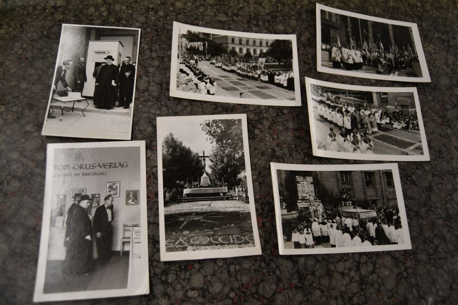 Konvolut von 7 Photographien von E. Baumgartner Freiburg. 5 zeigen eine Fronleichnamsprozession. 2 den Besuch von Erzbischof Hermann Schäufele im Christophorus-Verlag.