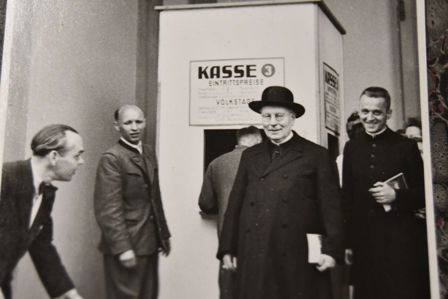 Konvolut von 7 Photographien von E. Baumgartner Freiburg. 5 zeigen eine Fronleichnamsprozession. 2 den Besuch von Erzbischof Hermann Schäufele im Christophorus-Verlag.