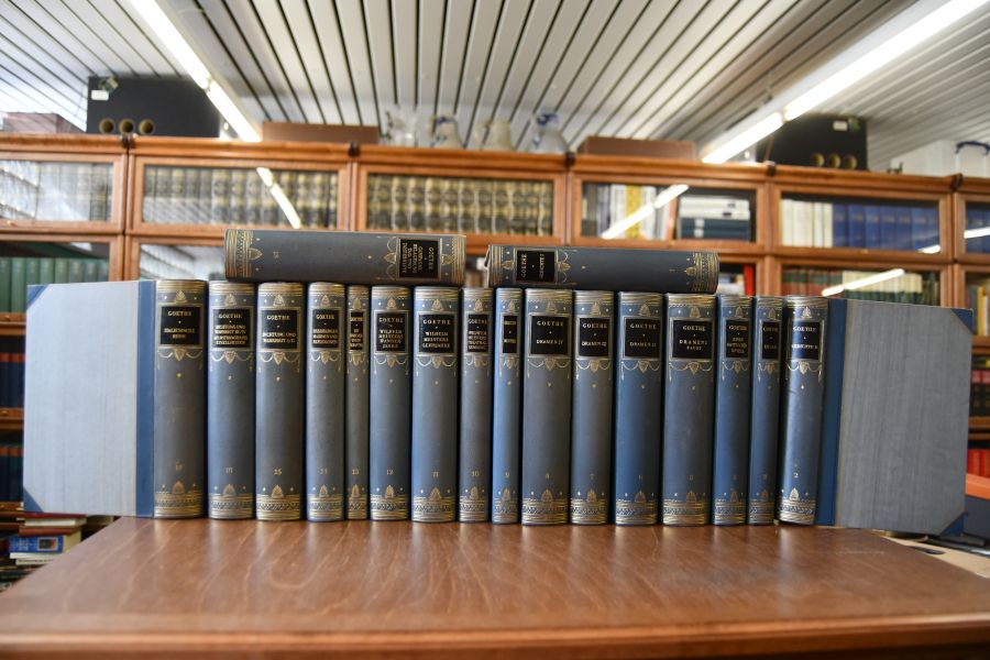 Goethes Werke Festausgabe zum hundertjährigen Bestehen des Bibliographischen Instituts Gotha, Hildburghausen, Leipzig 1826 - 1926. 18 Bde. (komplett).