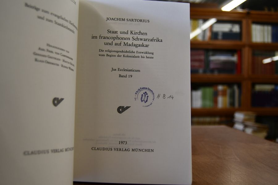 Staat und Kirchen im francophonen Schwarzafrika und auf Madagaskar. Die religionsgeschichtliche Entwicklung vom Beginn der Kolonialzeit bis heute.