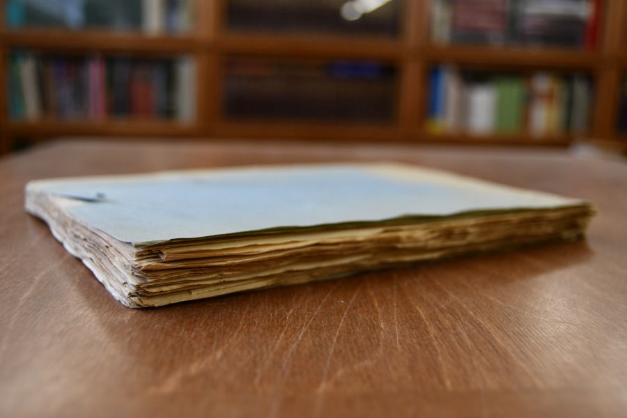 Discurso juridico, historico e critico sobre os direitos Dominicaes e provas d`elle n`este reino em favor da Coroa, seus donatarios e outros mais Senhorios Particulares que grassa manuscripto com o titulo de advertencias de um curioso em favor dos lavradores que forem vexados e oprimidos com titulos falsos e tombos nullos du com pretensoes alem dos titulos legitimos por Manuel de Almeida e Sousa de Labao.