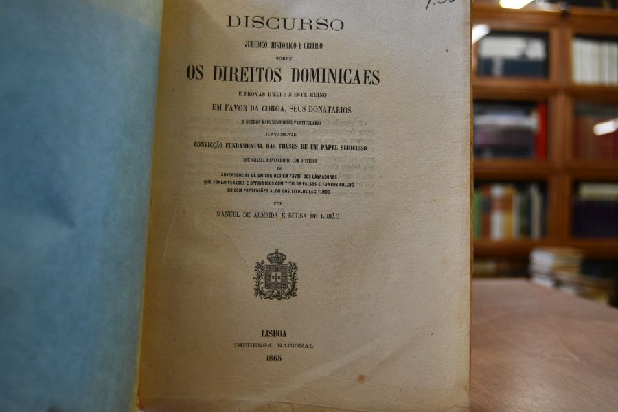 Discurso juridico, historico e critico sobre os direitos Dominicaes e provas d`elle n`este reino em favor da Coroa, seus donatarios e outros mais Senhorios Particulares que grassa manuscripto com o titulo de advertencias de um curioso em favor dos lavradores que forem vexados e oprimidos com titulos falsos e tombos nullos du com pretensoes alem dos titulos legitimos por Manuel de Almeida e Sousa de Labao.