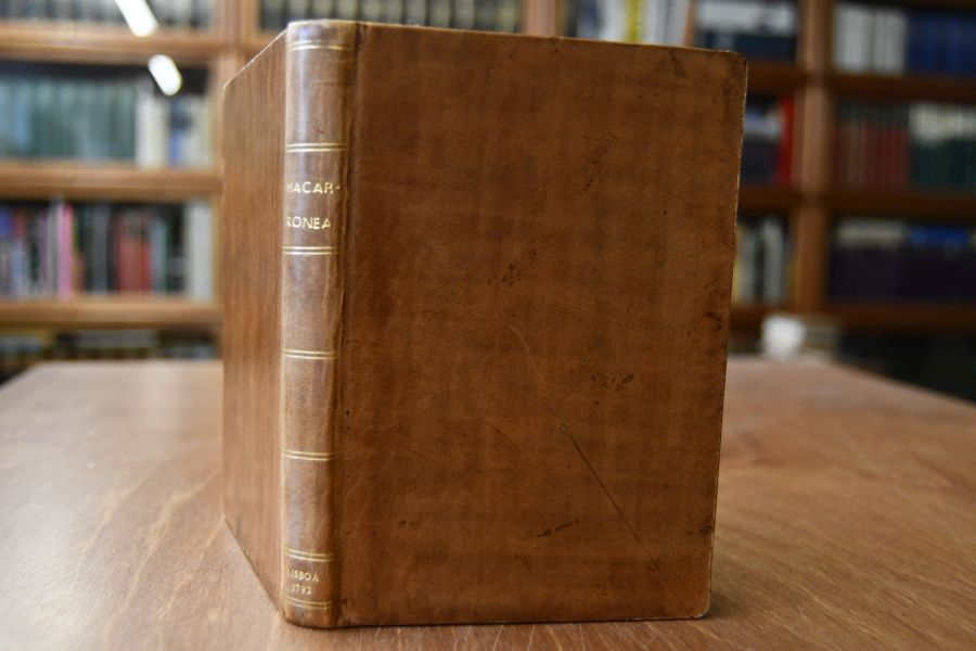 Macarronea Latino-Portugueza quer dizer apontoado de versos macarronicos latino-portuguezes, que alguns poetas de bom humor destilarao do lambique da cachimonia para desterro da melancolia.