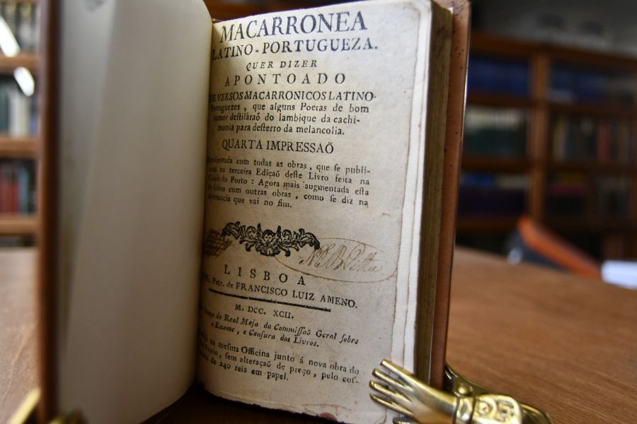 Macarronea Latino-Portugueza quer dizer apontoado de versos macarronicos latino-portuguezes, que alguns poetas de bom humor destilarao do lambique da cachimonia para desterro da melancolia.