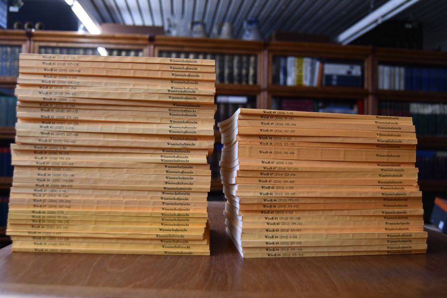 Wissenschaftsrecht (WissR). Zeitschrift für deutsches und europäisches Wissenschaftsrecht. Bd. 35 (2002) - Bd. 49 (2016) ohne Bd. 43, Heft 4 (S. 346-432).