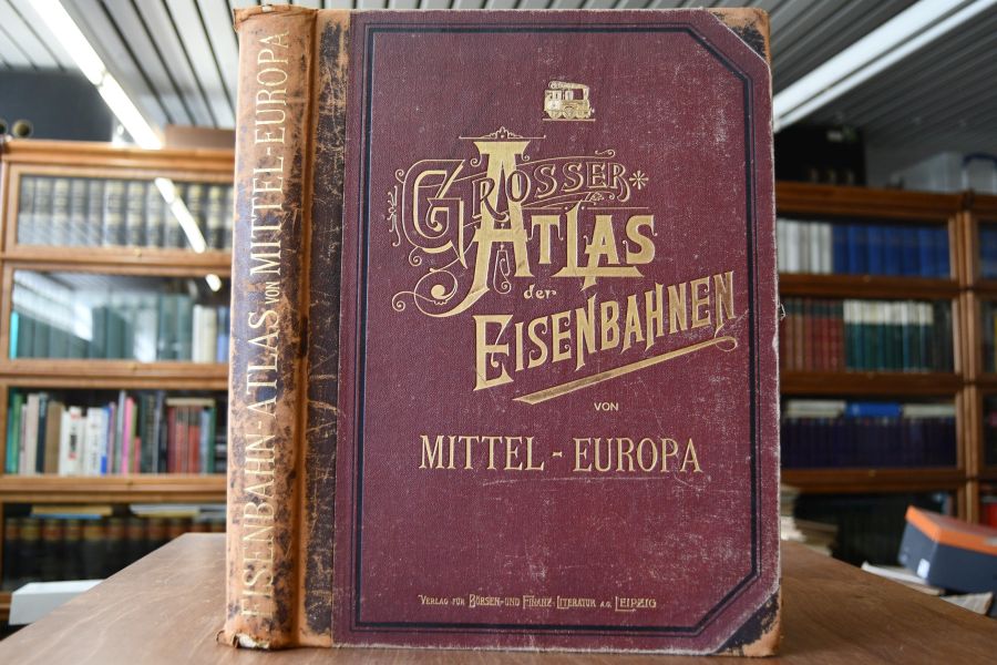 Grosser Atlas der Eisenbahnen von Mittel-Europa. I.Abtheilung Deutschland und Schweiz, II. Abtheilung Österreich-Ungarn, Serbien, Rumänien, Bulgarien-Ostrumelien, Europ.Türkei,Griechenland und Italien, III. Abtheilung Frankreich, Belgien, Niederlande, Schweden-Norwegen und Dänemark.