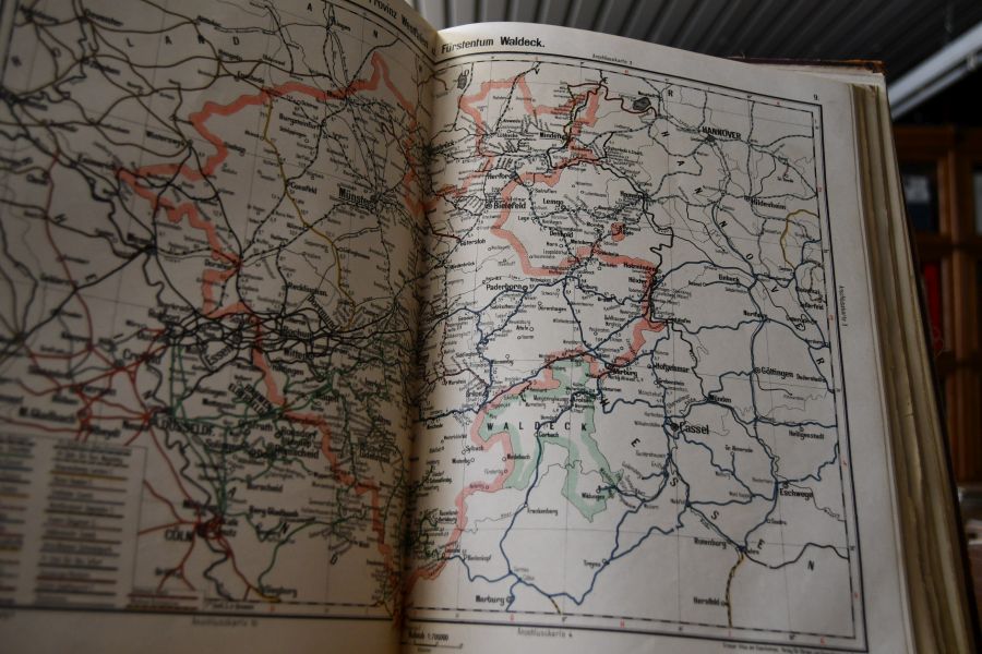 Grosser Atlas der Eisenbahnen von Mittel-Europa. I.Abtheilung Deutschland und Schweiz, II. Abtheilung Österreich-Ungarn, Serbien, Rumänien, Bulgarien-Ostrumelien, Europ.Türkei,Griechenland und Italien, III. Abtheilung Frankreich, Belgien, Niederlande, Schweden-Norwegen und Dänemark.