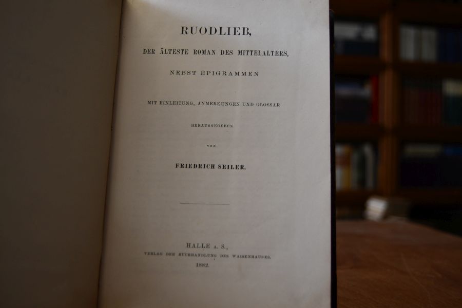 Ruodlieb, der älteste Roman des Mittelalters, nebst Epigrammen.Mit Einleitung, Anmerkungen und Glossar. Beigebunden Moriz Heyne, Rudlieb, Uebertragung des ältesten deutschenHeldenromans,Leipzig,Hirzel,1897, VI,95 S.