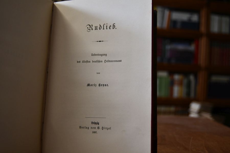 Ruodlieb, der älteste Roman des Mittelalters, nebst Epigrammen.Mit Einleitung, Anmerkungen und Glossar. Beigebunden Moriz Heyne, Rudlieb, Uebertragung des ältesten deutschenHeldenromans,Leipzig,Hirzel,1897, VI,95 S.