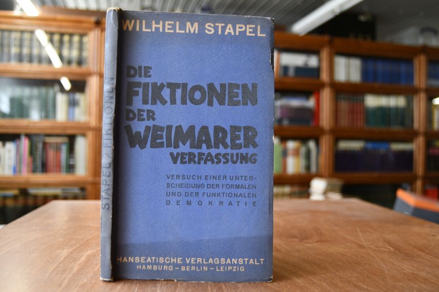 Die Fiktionen der Weimarer Verfassung.Versuch einerUnterscheidung der formalen und der funktionalen Demokratie.