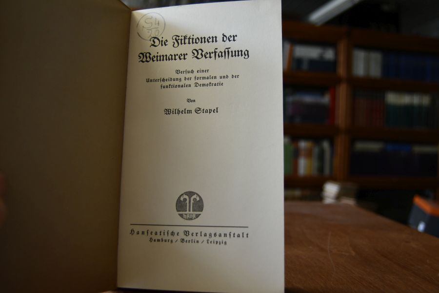 Die Fiktionen der Weimarer Verfassung.Versuch einerUnterscheidung der formalen und der funktionalen Demokratie.